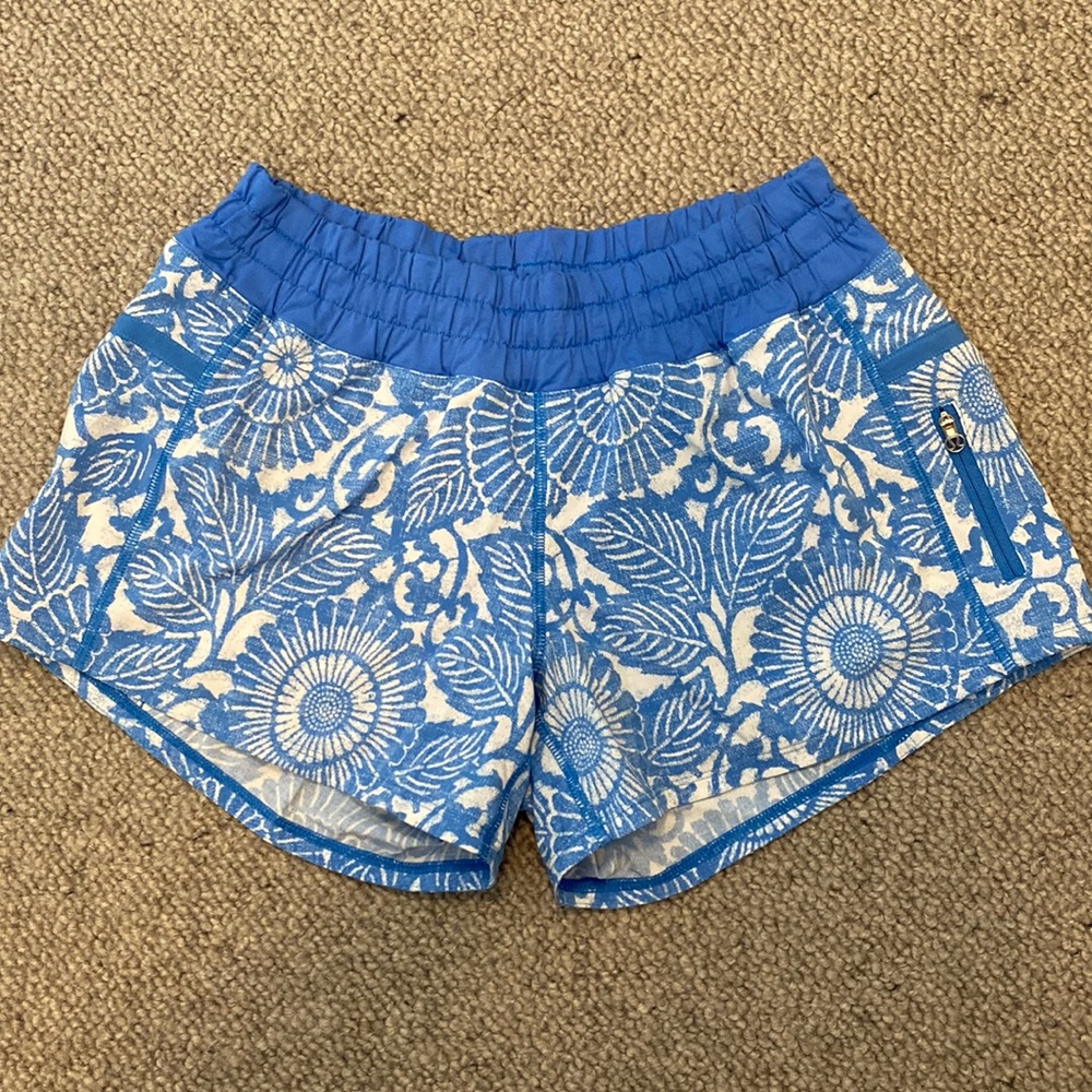 Lululemon Tracker Short in Blue/White Floral Size 6
